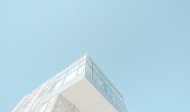 Moderne Architektur vor hellblauem Himmel